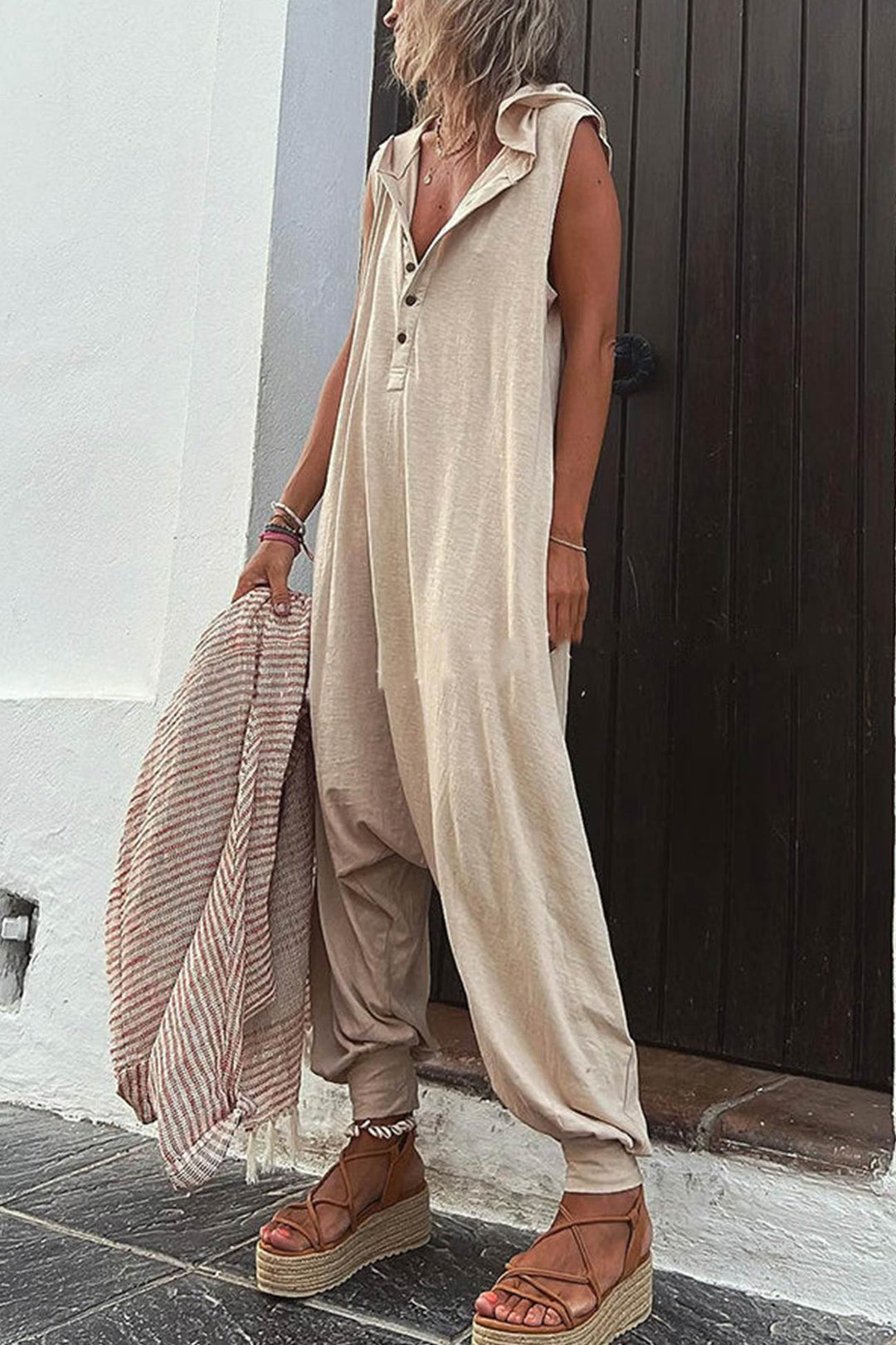 Ärmelloser Jumpsuit mit einreihiger Knopfleiste und Kapuze.