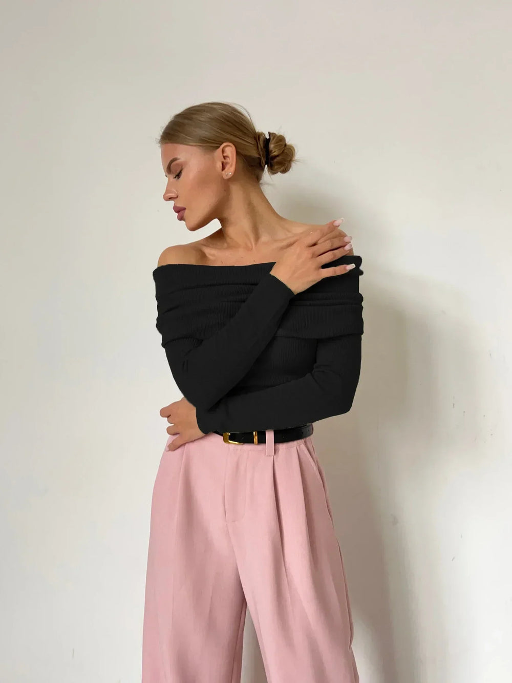 Gefaltener Off-Shoulder-Pullover mit langen Ärmeln