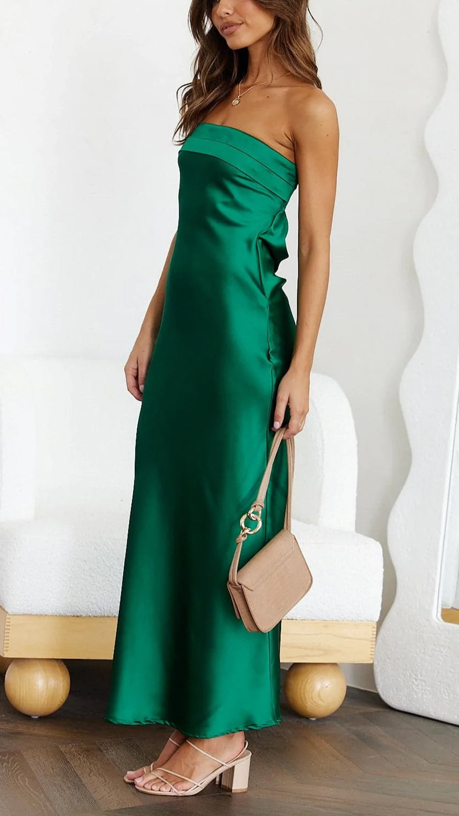 Schulterfreies elegantes rückenfreies Midi-Kleid