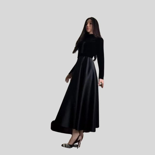 Elegantes Rollkragenkleid aus Samt mit weitem Rock