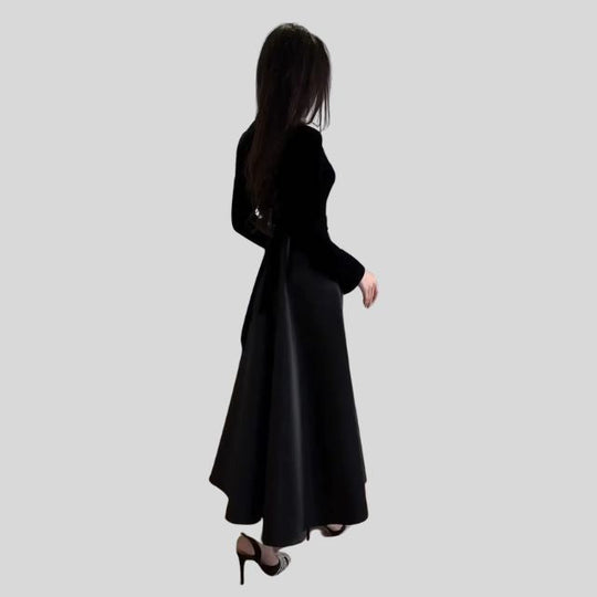 Elegantes Rollkragenkleid aus Samt mit weitem Rock