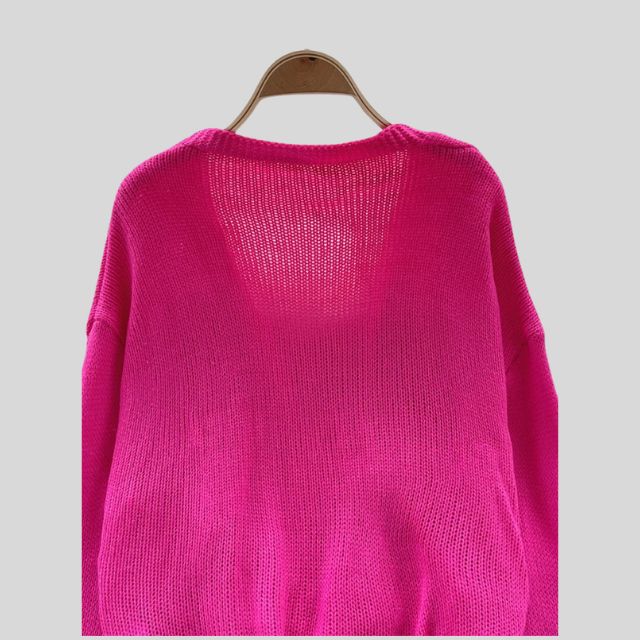 Lebendiger Pullover mit Blumenapplikation