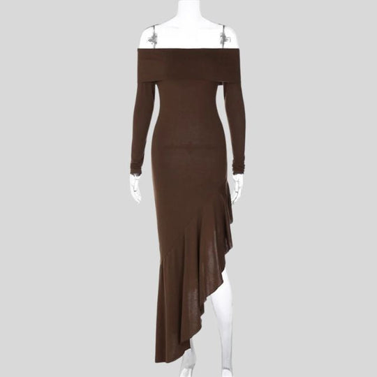 Asymmetrisches Strickkleid mit schulterfreiem Schnitt