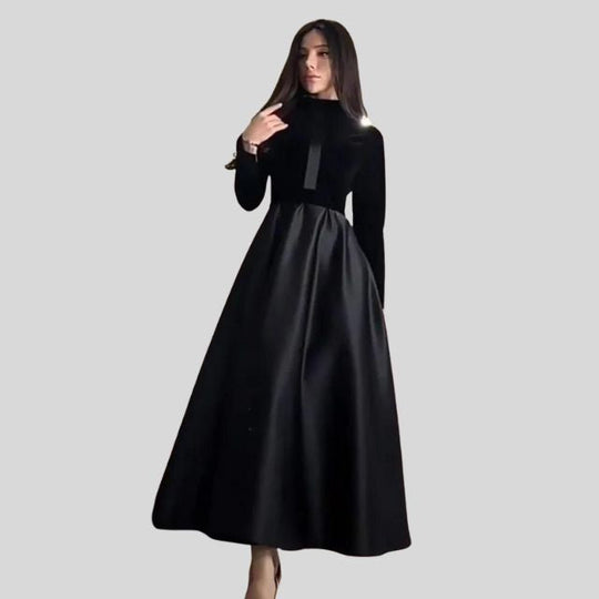 Elegantes Rollkragenkleid aus Samt mit weitem Rock