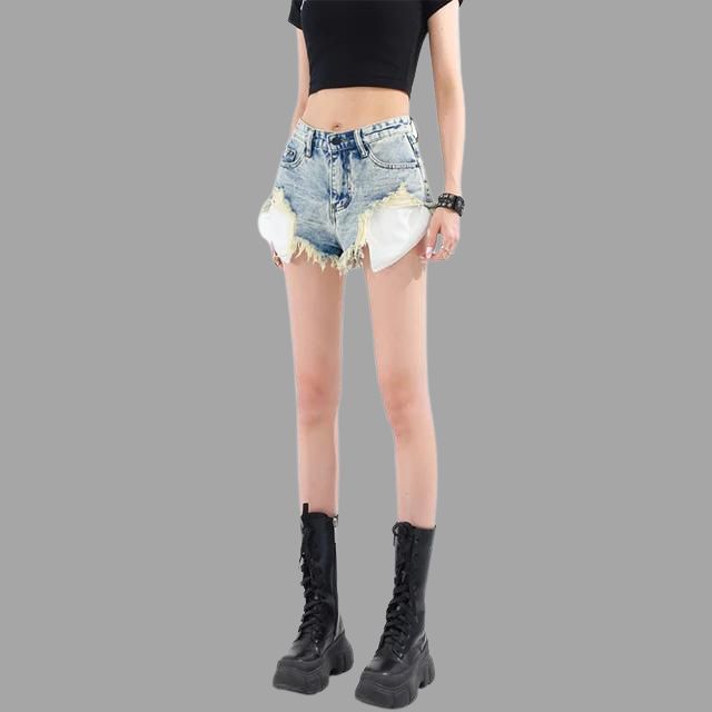 Heidi-Mode Distressed Denim Shorts mit Fransendetail