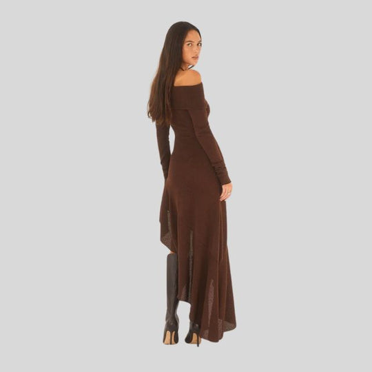 Asymmetrisches Strickkleid mit schulterfreiem Schnitt