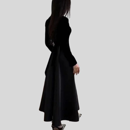 Elegantes Rollkragenkleid aus Samt mit weitem Rock