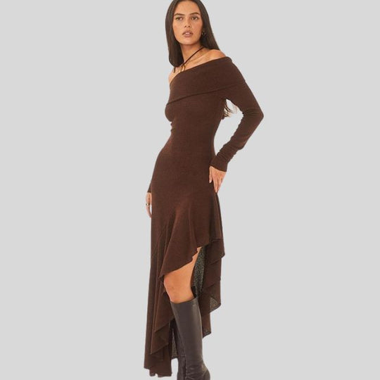 Asymmetrisches Strickkleid mit schulterfreiem Schnitt