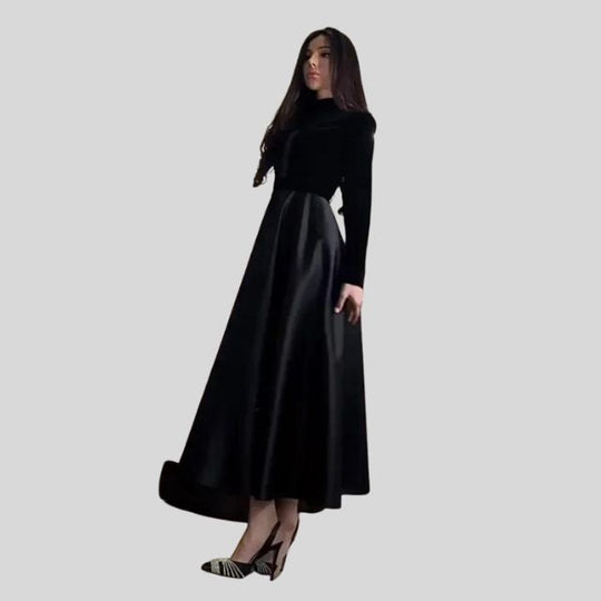 Elegantes Rollkragenkleid aus Samt mit weitem Rock