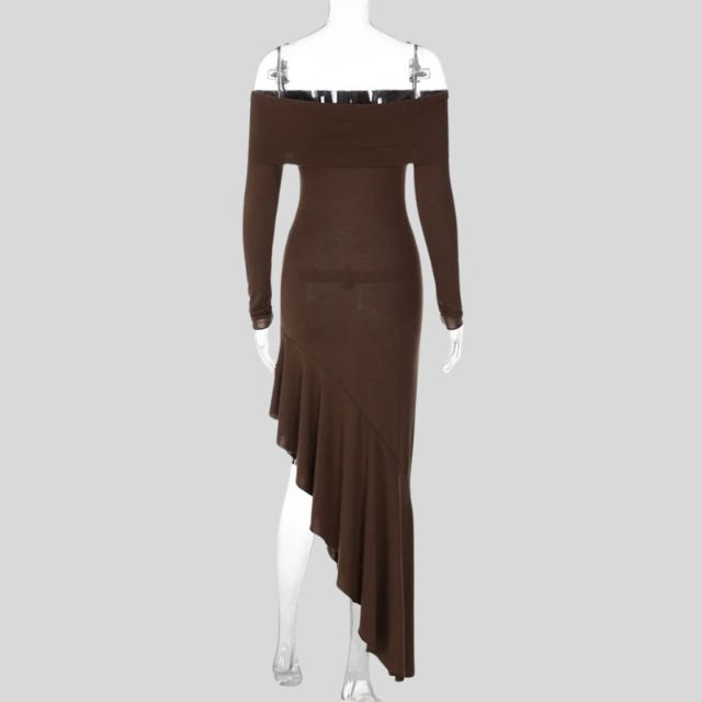 Asymmetrisches Strickkleid mit schulterfreiem Schnitt