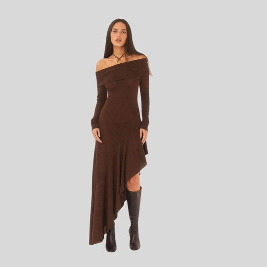 Asymmetrisches Strickkleid mit schulterfreiem Schnitt