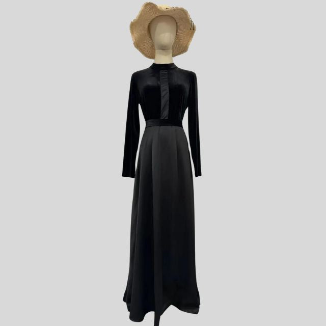 Elegantes Rollkragenkleid aus Samt mit weitem Rock
