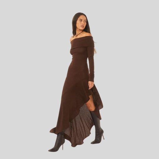 Asymmetrisches Strickkleid mit schulterfreiem Schnitt