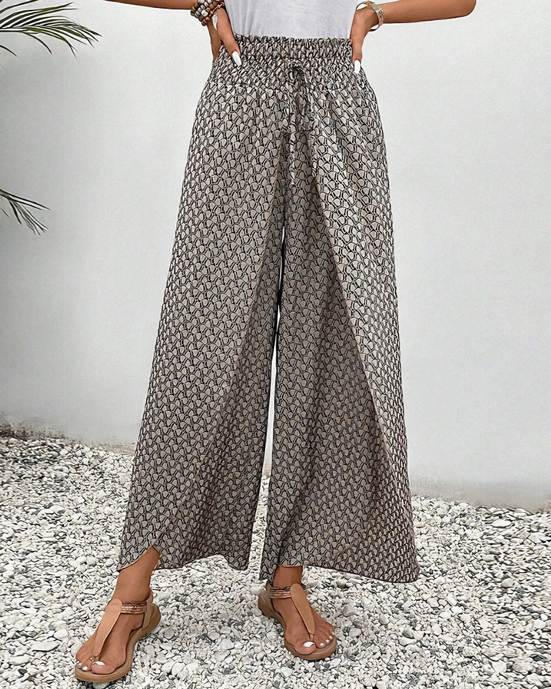 Geometrisch gemusterte Hose mit ausgestelltem Bein