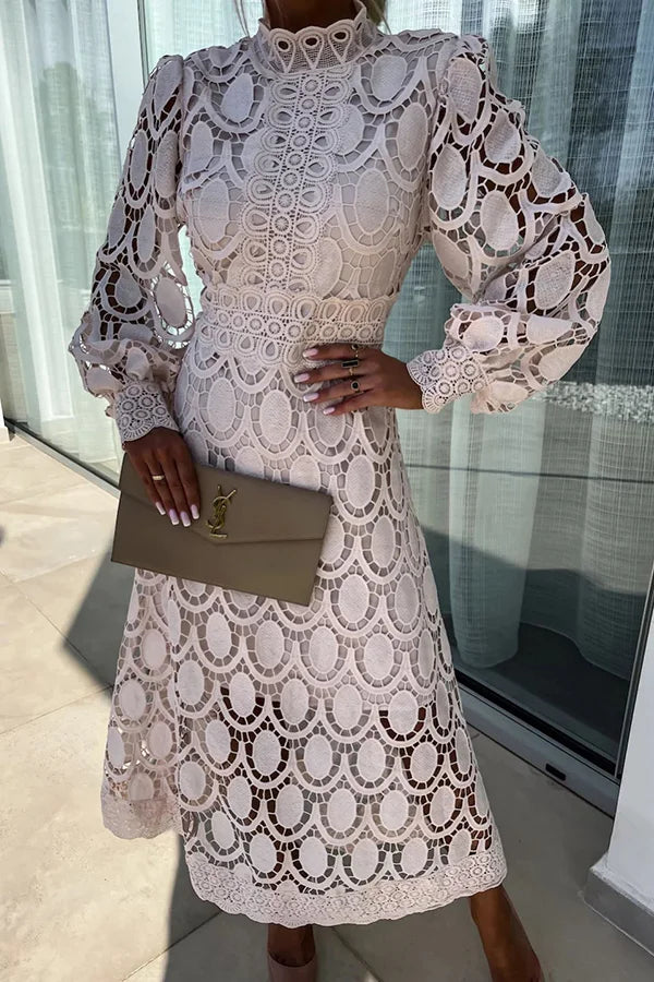 Heidi-Mode | Romantisch Sinnlich und Elegant Midi Kleid mit Puffärmeln aus Häkelspitze