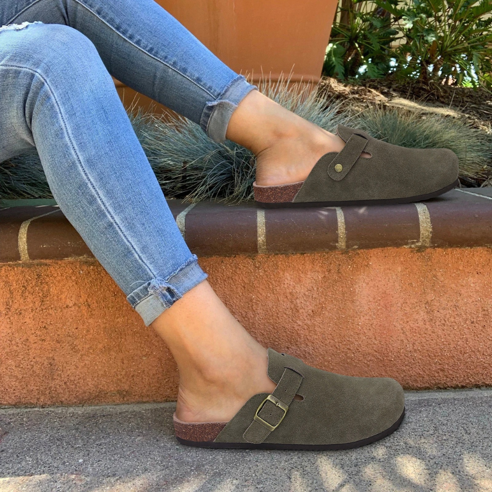Model in grün orthopädische sandalen, ruhend auf einem ziegelvorsprung