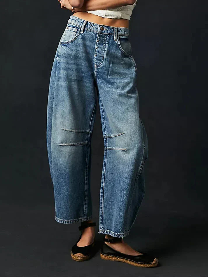 Locker sitzende Jeanshose