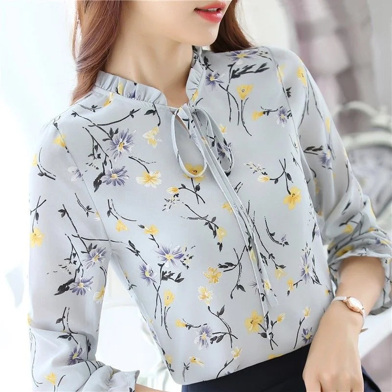 blouse met bloemenpatroon en strikkraag