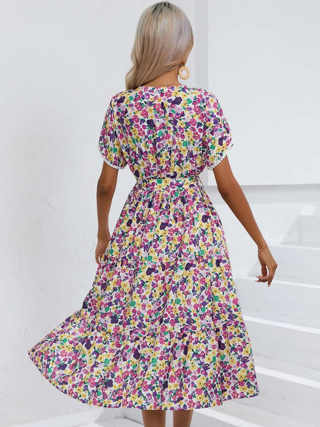 Sommerkleid mit floralem Print und V-Ausschnitt