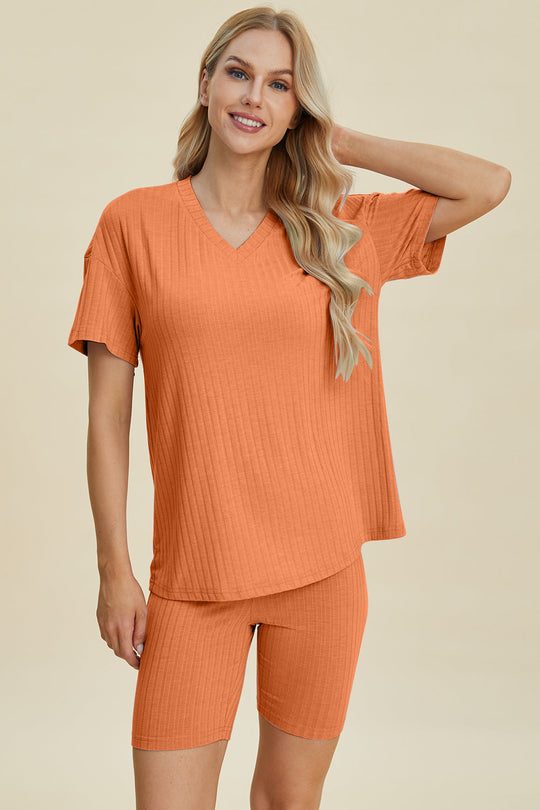 Heidi-Mode | Basic Bae Vollgröße Geripptes V-Ausschnitt Kurzarm Oberteil und Shorts Set