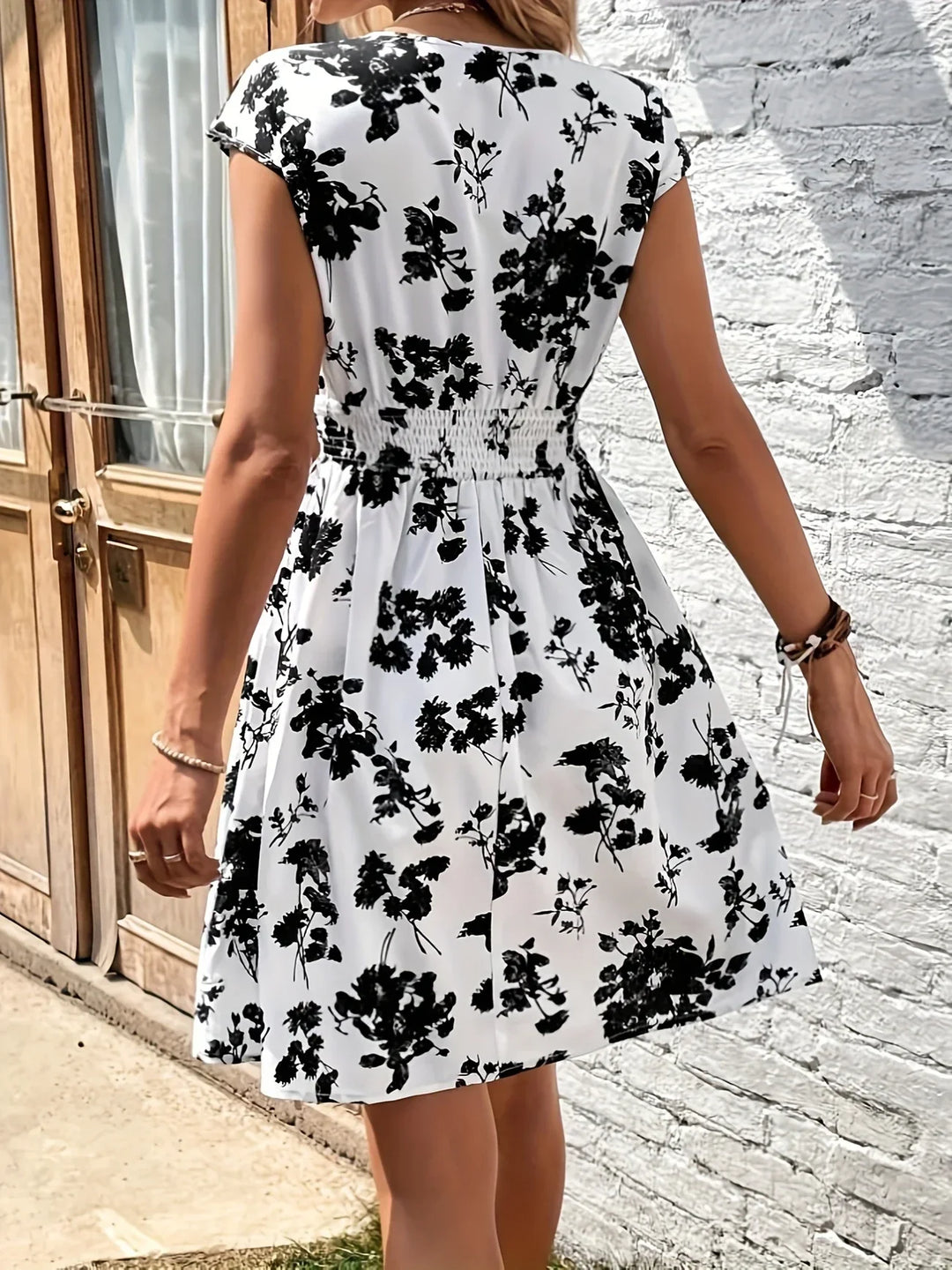 Heidi-Mode | Locker Sommerkleid mit Spitzenausschnitten und Leichten Ärmeln, Knielang Leichtes Polyester