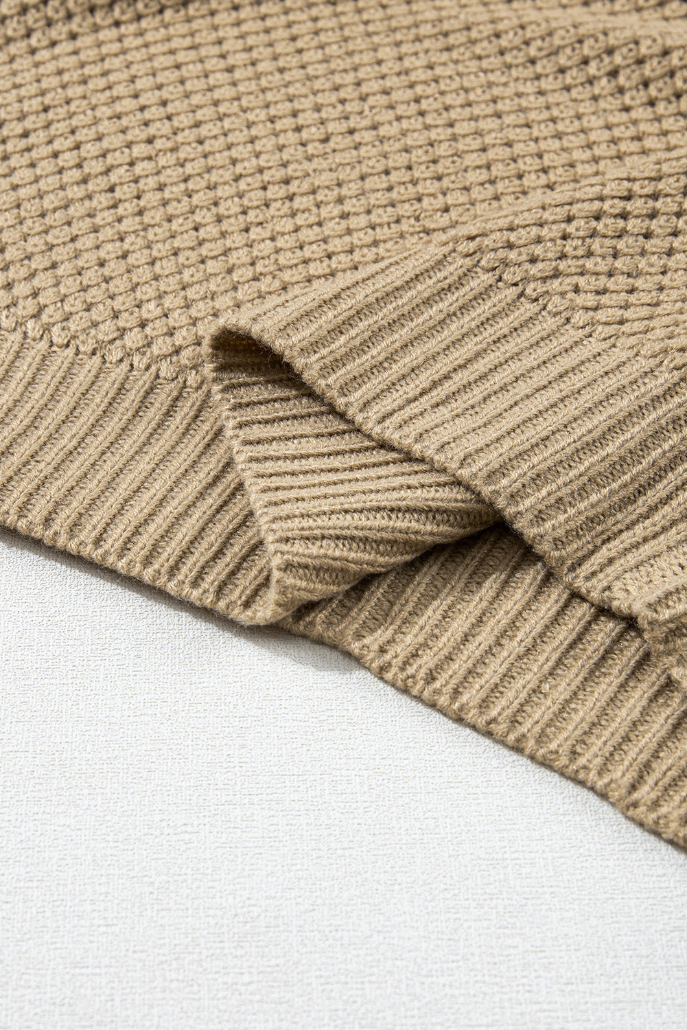 Khaki-Rollkragenpullover Mit Strukturierten Kurzen Ärmeln