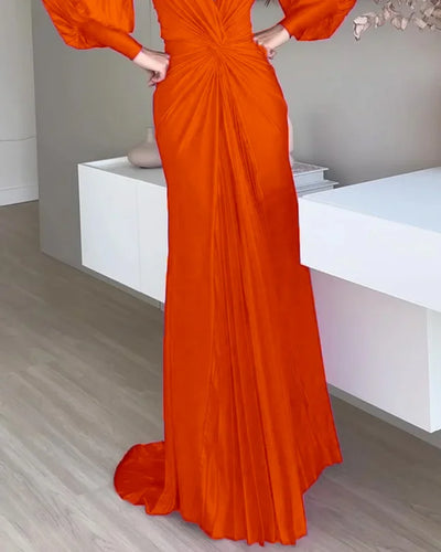 Elegantes gefaltetes Kleid mit langen Ärmeln