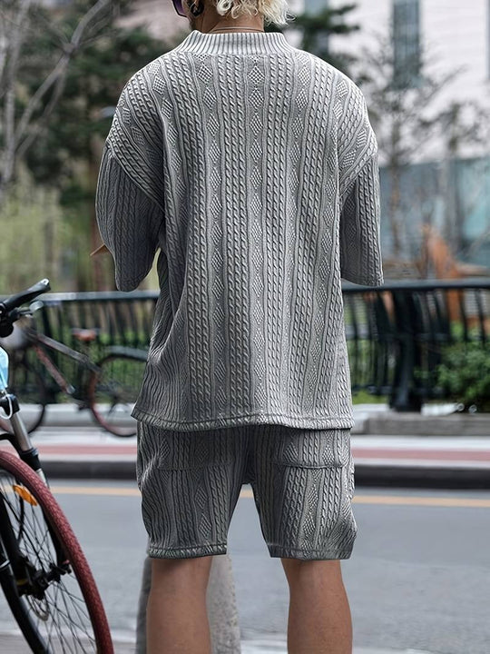 mit V-Ausschnitt und passender Shorts - Johann