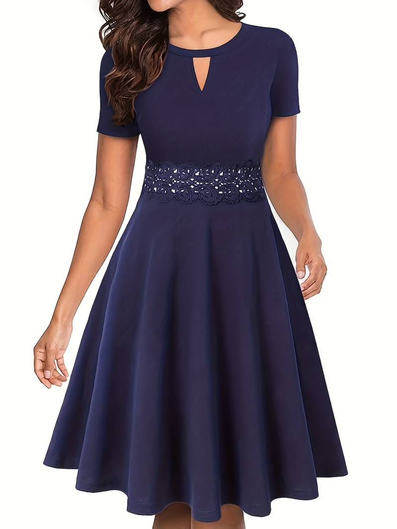 Blaues Kleid mit Kontrastierender Spitze und Akzentuierter Taille