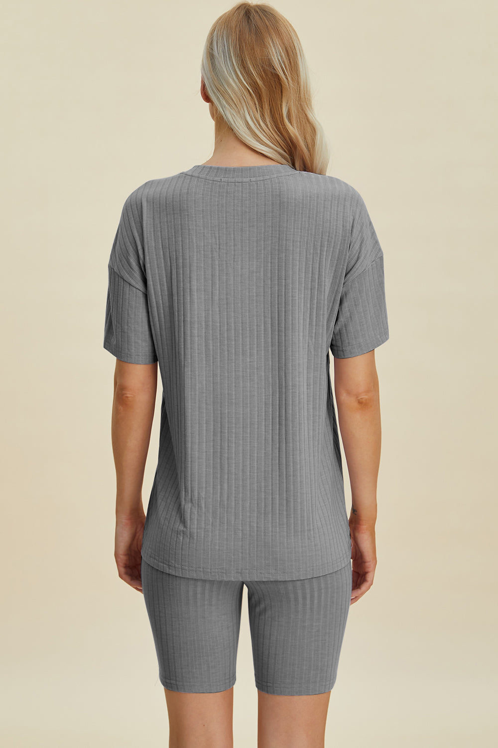 Heidi-Mode | Basic Bae Vollgröße Geripptes V-Ausschnitt Kurzarm Oberteil und Shorts Set