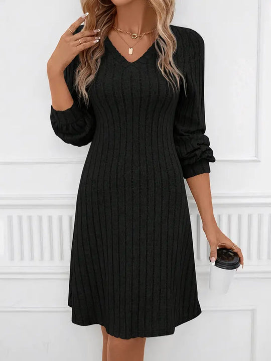 Elegantes Rippkleid mit V-Ausschnitt