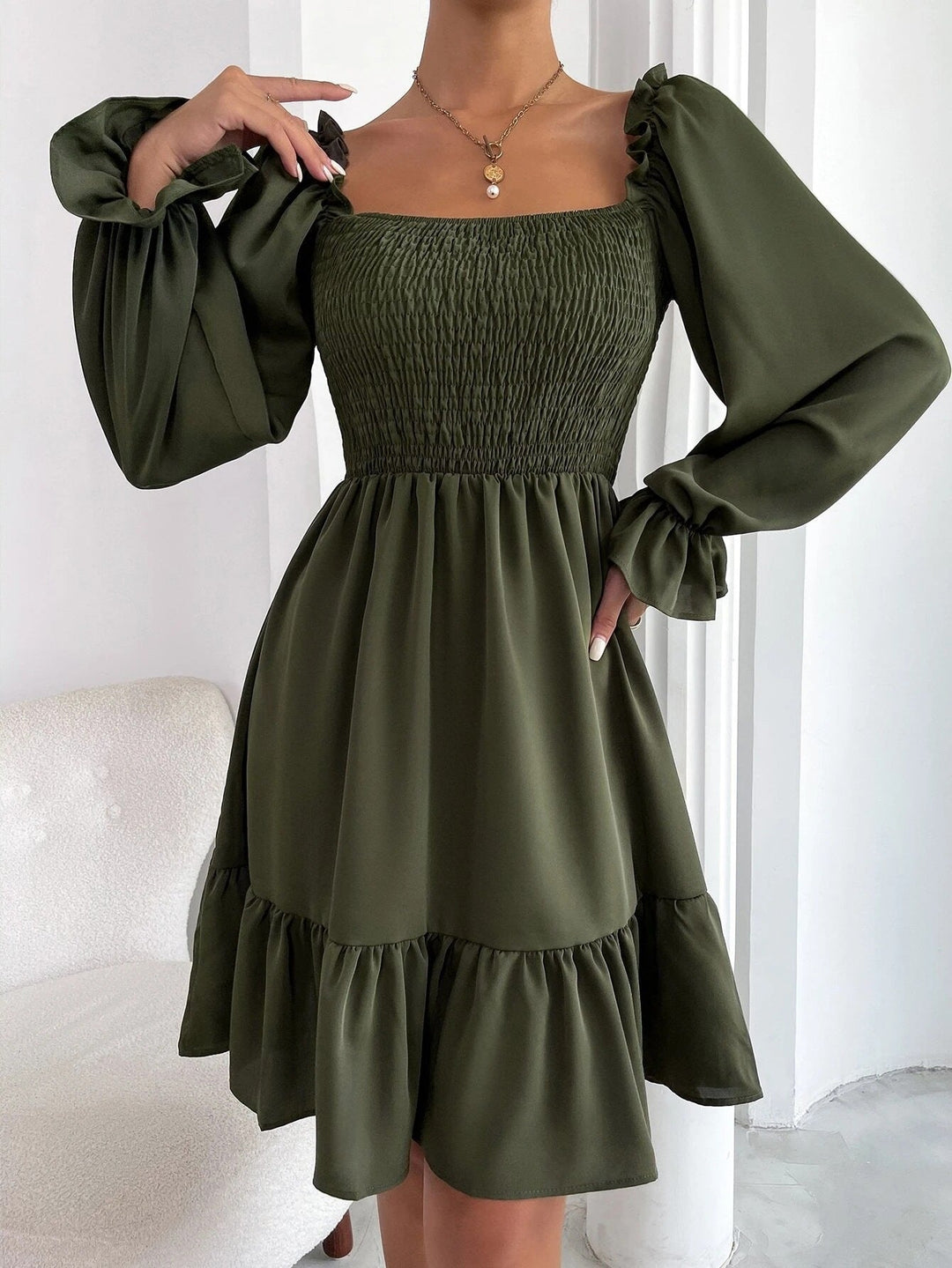 Heidi-Mode | Fließendes Langarmkleid mit Quadratischem Schnitt und Rüsch
