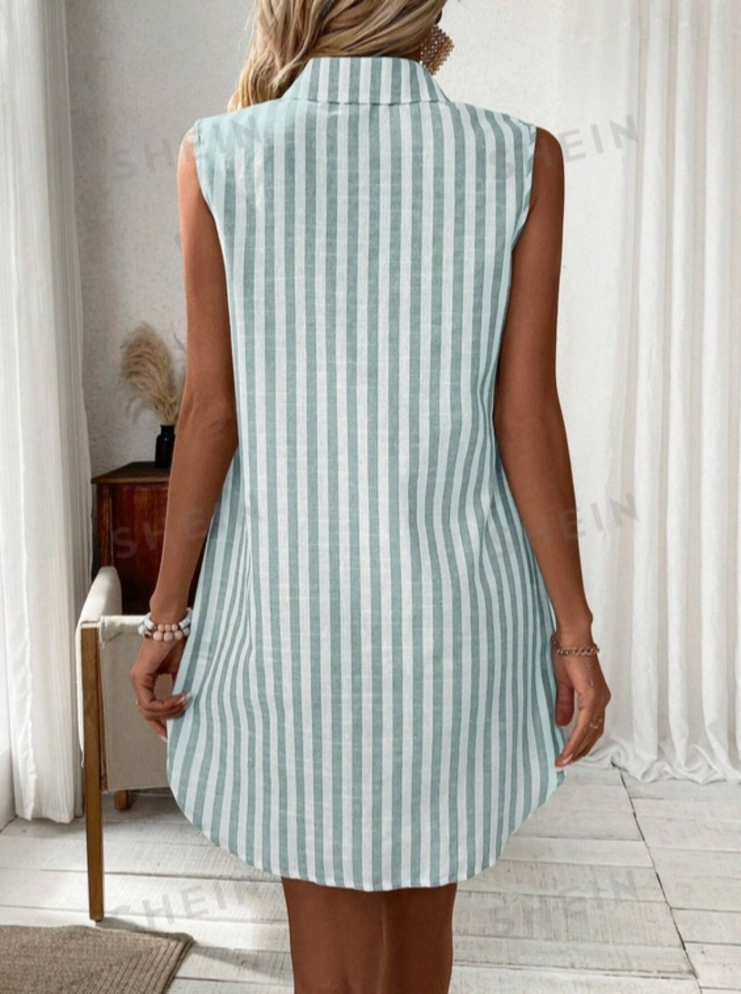 Heidi Mode | Ärmelloses Hemdkleid mit V-Ausschnitt und Knöpfen