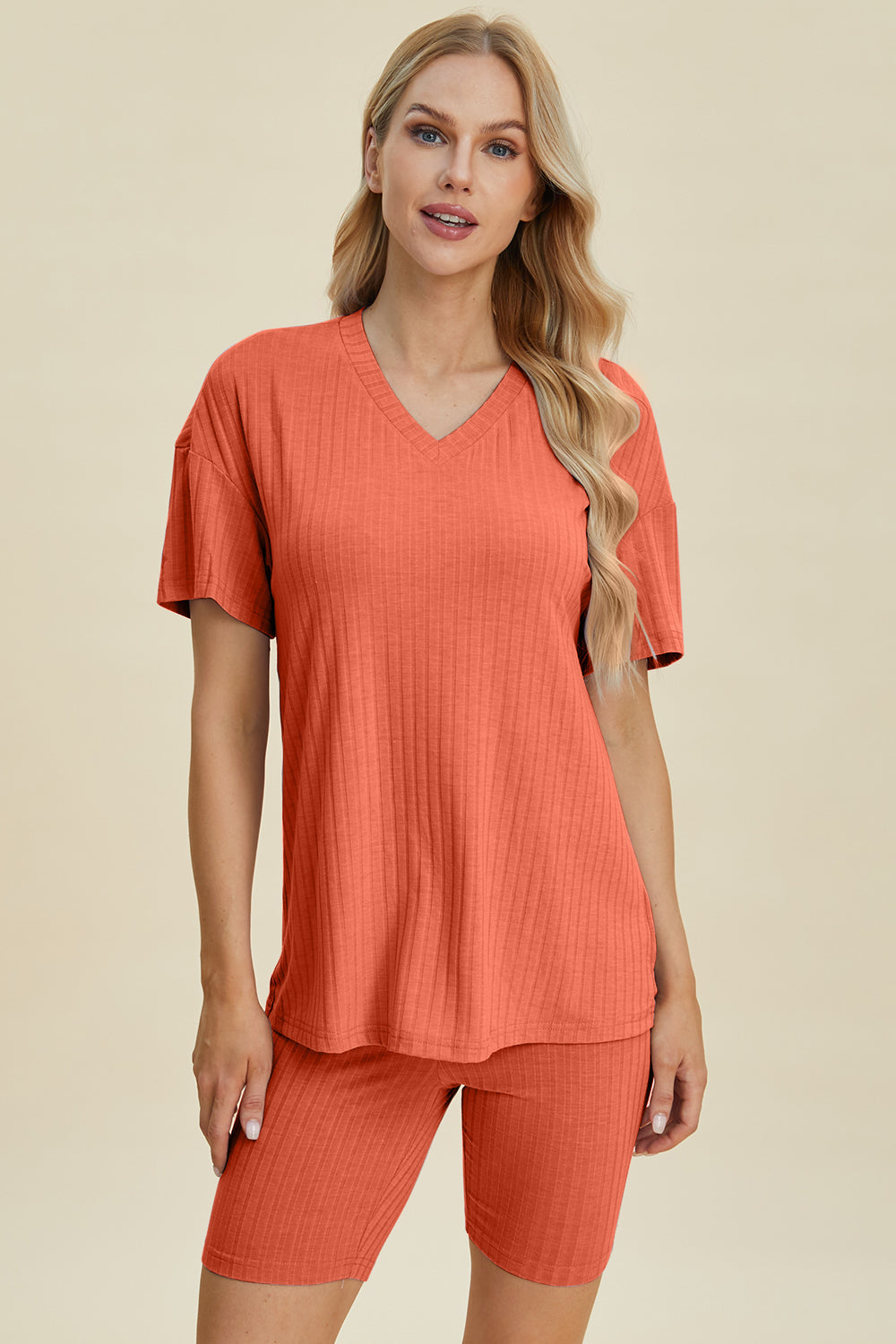 Heidi-Mode | Basic Bae Vollgröße Geripptes V-Ausschnitt Kurzarm Oberteil und Shorts Set