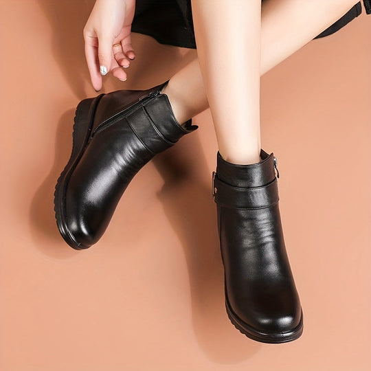 Heidi-Mode | Einfarbige Damenstiefel mit Schnallenverzierung und Reißverschluss