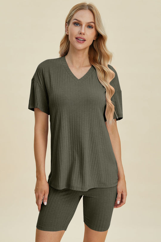 Heidi-Mode | Basic Bae Vollgröße Geripptes V-Ausschnitt Kurzarm Oberteil und Shorts Set