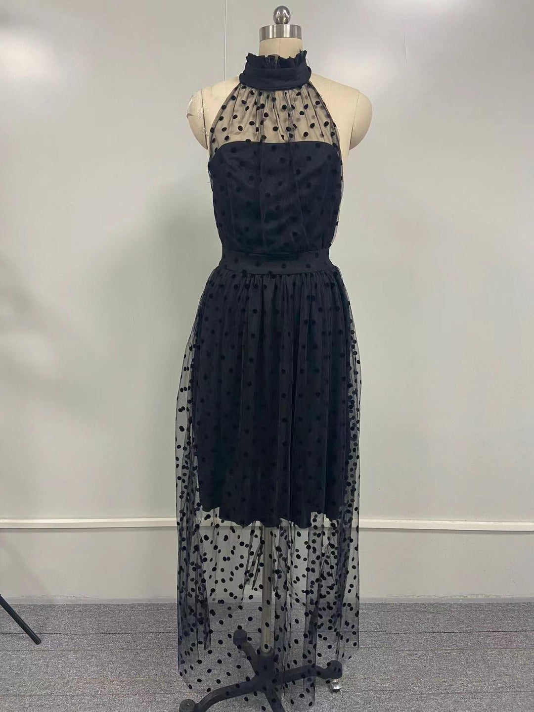 Heidi-Mode | Schwarzes Gepunktetes Transparentes Ärmelloses Kleid mit Stehkragen