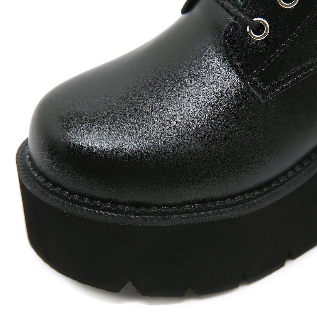 Schwarze Stiefel mit hohen Absätzen im Martens-Stil