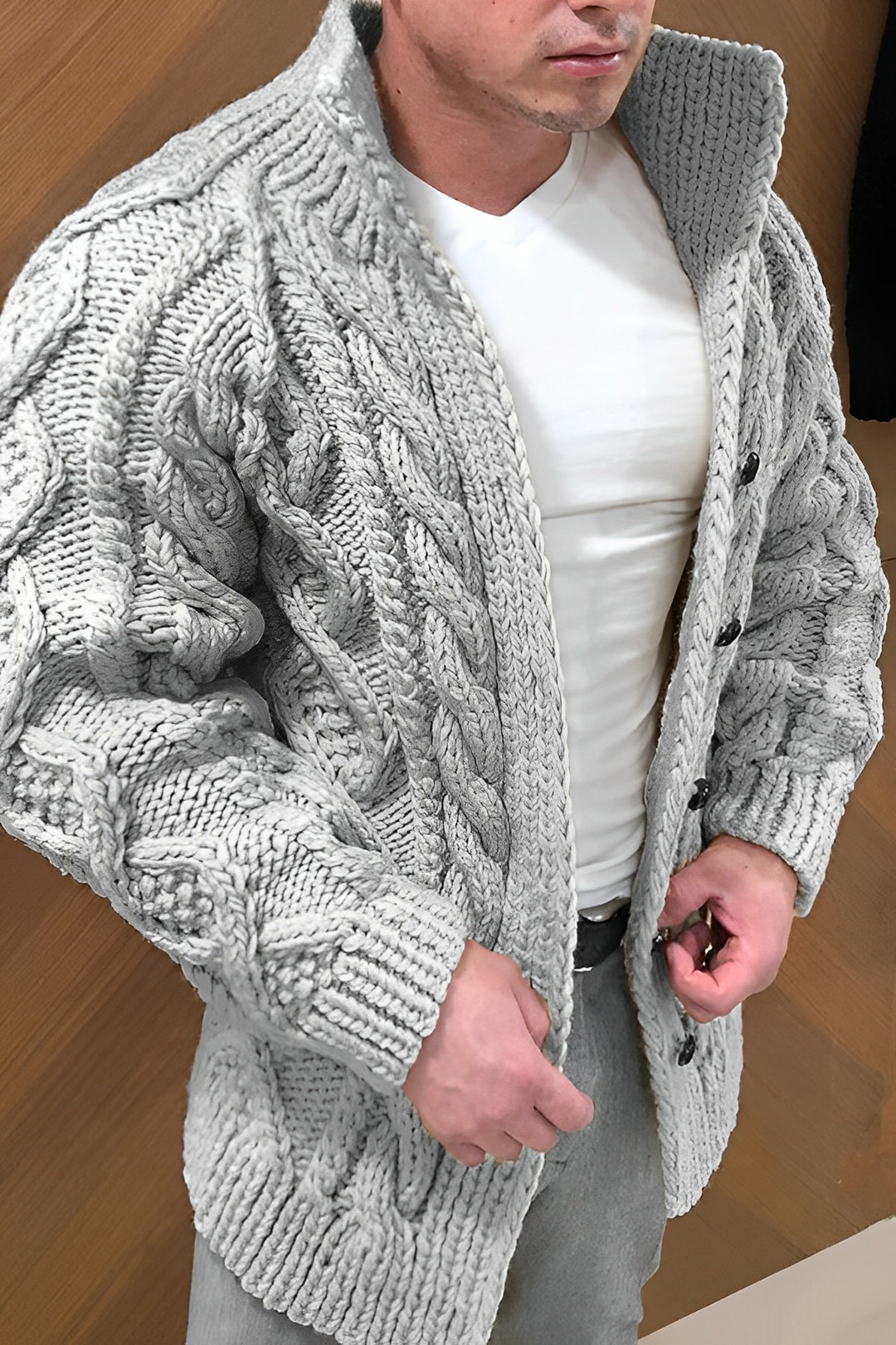 Warme Strickjacke mit Zopfmuster