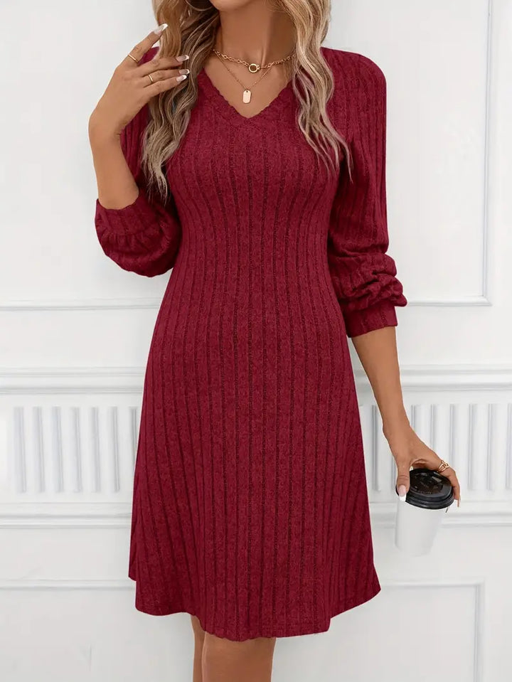 Elegantes Rippkleid mit V-Ausschnitt