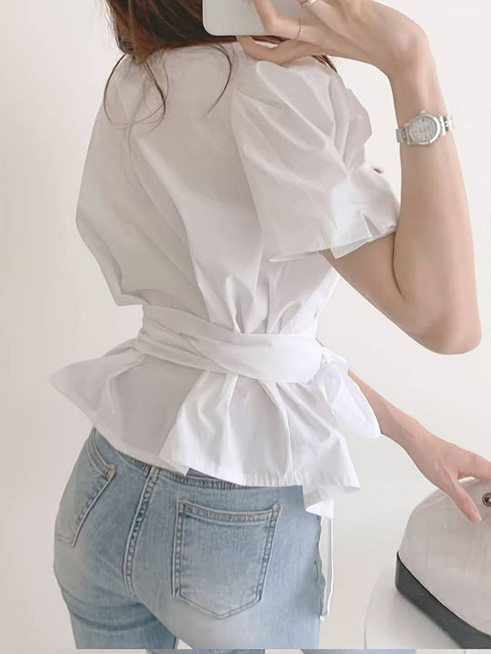 Lässige Slim-Fit-Bluse mit Puffärmeln und Schleife vorne mit Knopf