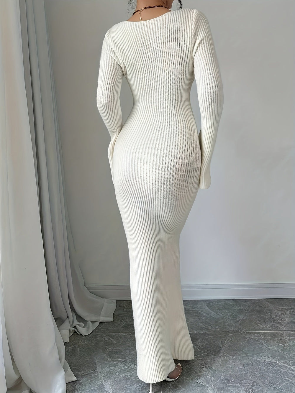 Heidi-Mode | Pulloverkleid mit Blumenapplikation für Damen – Polyesterstrickstoff, U-Ausschnitt, einfarbig, lange Ärmel, gestricktes Kreuzkonturdesign