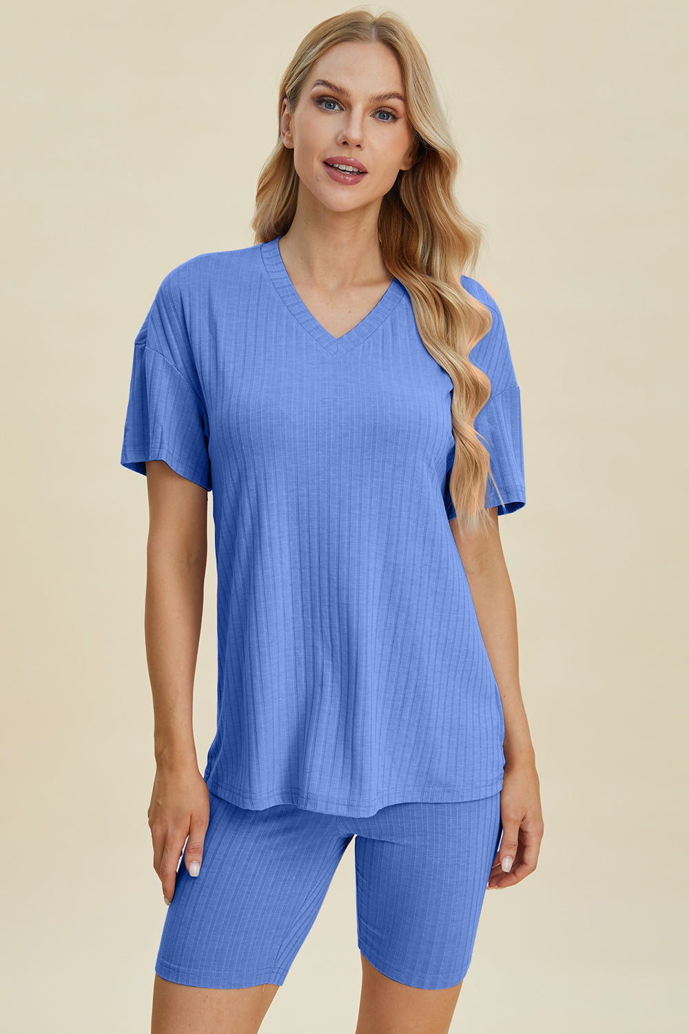 Heidi-Mode | Basic Bae Vollgröße Geripptes V-Ausschnitt Kurzarm Oberteil und Shorts Set