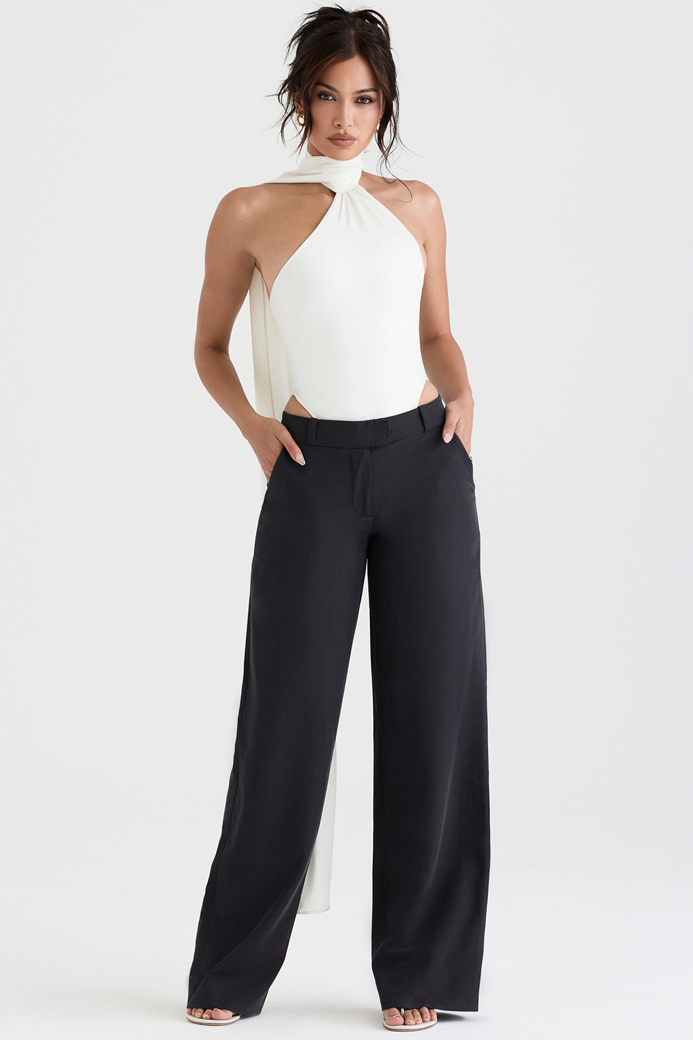 Heidi-Mode | Ivory Satin Bodysuit mit Rundhalsausschnitt und Grauen Lockeren Hosen