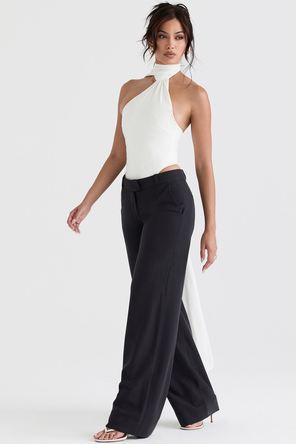Heidi-Mode | Ivory Satin Bodysuit mit Rundhalsausschnitt und Grauen Lockeren Hosen