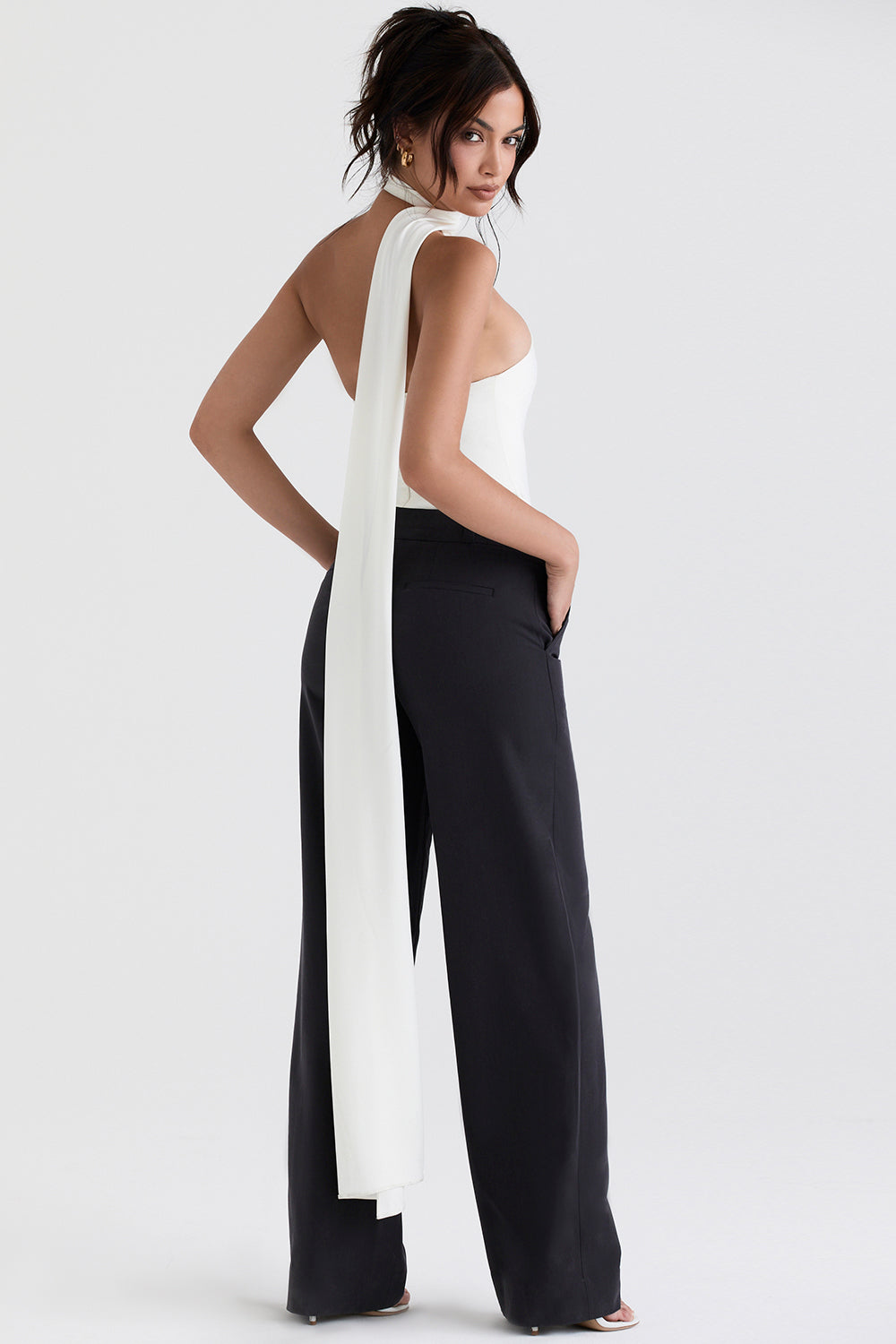 Heidi-Mode | Ivory Satin Bodysuit mit Rundhalsausschnitt und Grauen Lockeren Hosen