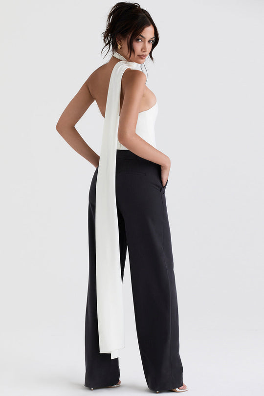 Heidi-Mode | Ivory Satin Bodysuit mit Rundhalsausschnitt und Grauen Lockeren Hosen