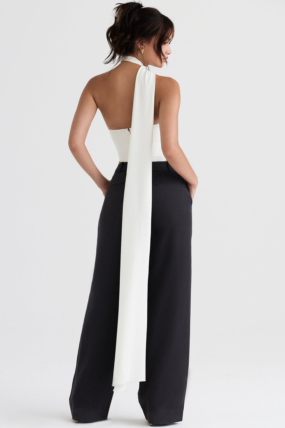 Heidi-Mode | Ivory Satin Bodysuit mit Rundhalsausschnitt und Grauen Lockeren Hosen