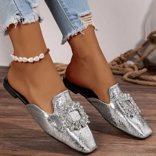 Heidi-Mode | Flache Slipper mit Dekorationsdetails aus Strass und Quadratischen Zehenkappen