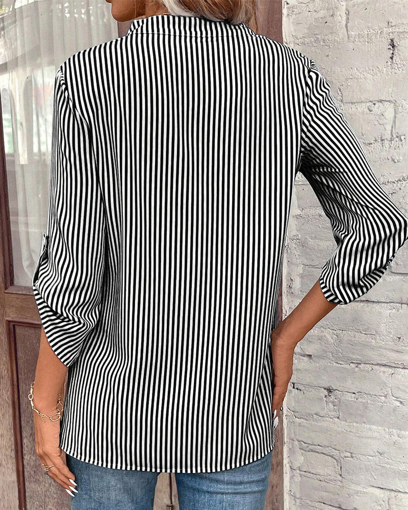 Heidi-Mode | gestreiftes Shirt mit V-Ausschnitt und Brusttasche